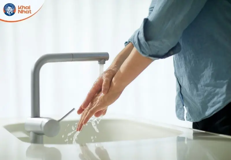 Cần rửa vùng da bị dính NaOH trong vòi nước từ 15-20p để loại bỏ hết xút