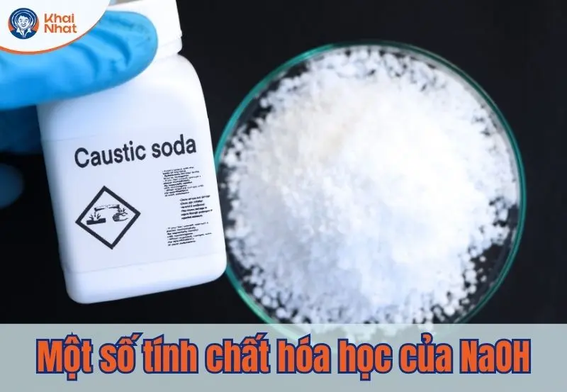 NaOH có tính ăn mòn mạnh, dễ dàng phản ứng với nhiều hợp chất như axit (tạo muối và nước), oxit axit hay các hợp chất lưỡng tính