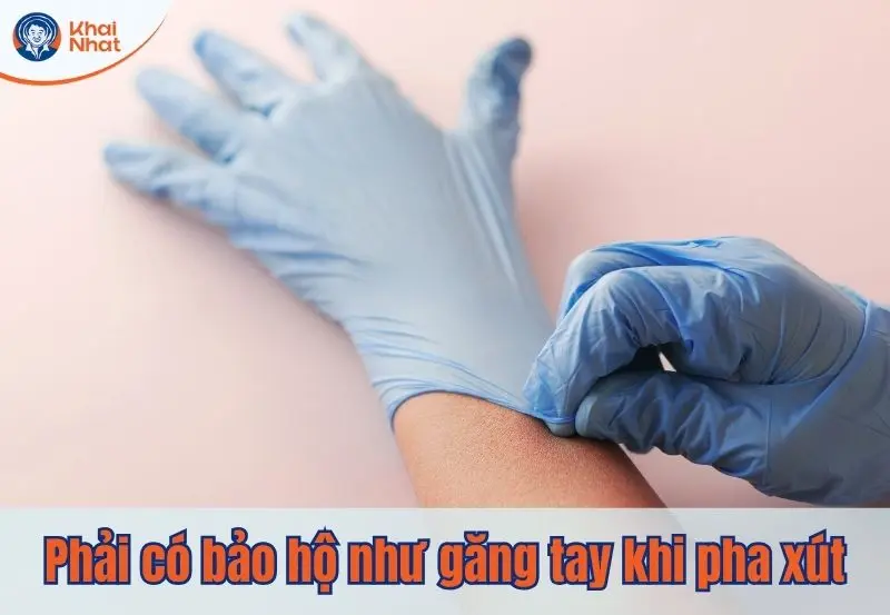 Cần có bảo hộ như găng tay pha xút