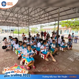 Đây không chỉ là vở mà còn là động lực để các em bước tiếp trên con đường học vấn.