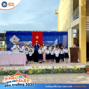 Trao tặng 3000 cuốn vở tại trường tiểu học Cam Linh (Khánh Hòa)
