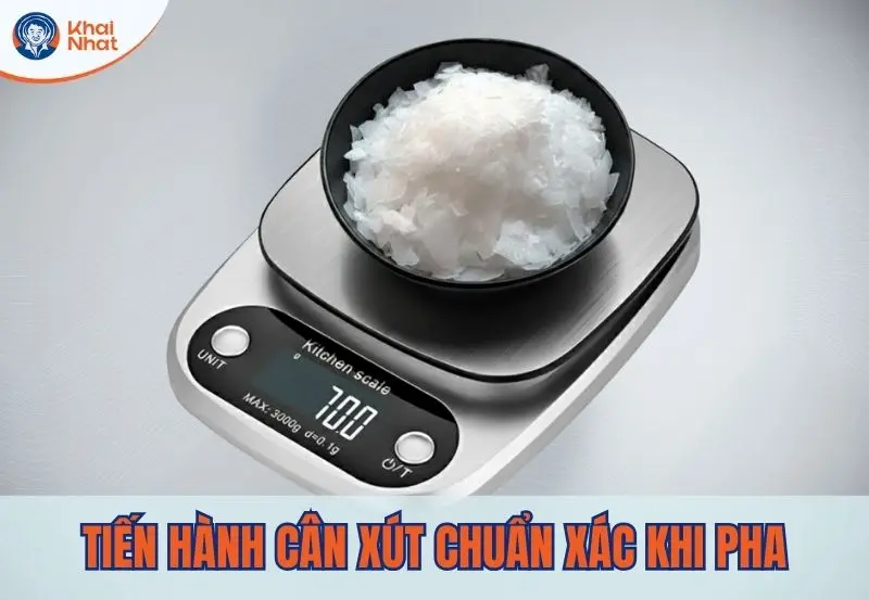 Tiến hành cân đo chuẩn xác lượng xút cần pha để tránh pha thừa