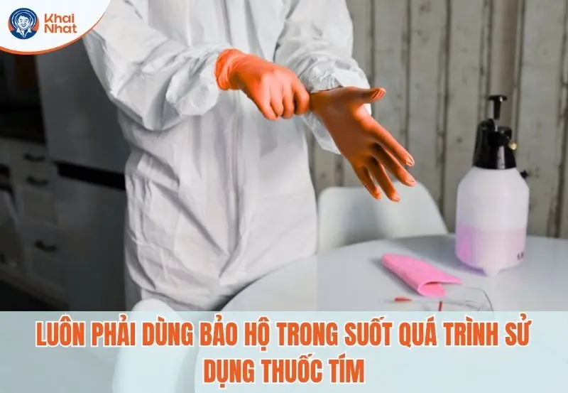 Cần phải mang bảo hộ, găng tay trong quá trình sử dụng thuốc tím