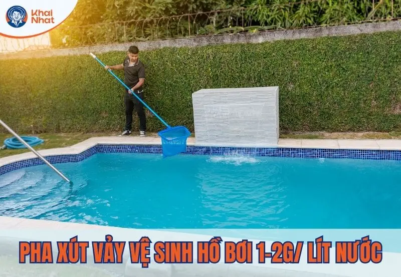 Pha xút vảy cho hồ bơi tỷ lệ 1-2g/ lít nước