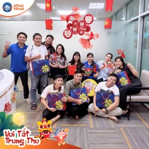 các thành viên của gia đình Khai nhật đang vui vẻ chụp hình tại Văn phòng