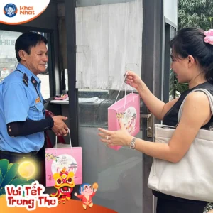 Giám đố của Khai Nhật đang tiến hành tặng riêng bánh trung thu cho chú bảo vệ nhân dịp trung thu
