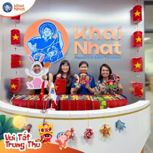 các thành viên nữ của Khai Nhật đang chụp hình vui vẻ với nhau