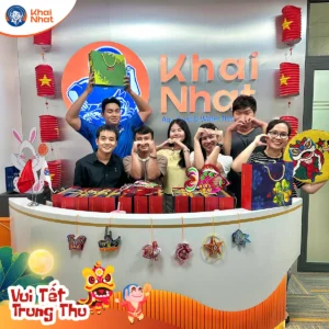 Team marketing của Khai Nhật đang vui vẻ tạo dáng chụp hình mừng trung thu Khai Nhật