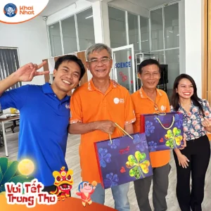 Chú Duy - một trong các trụ cột của Khai Nhật đang vui vẻ với hộp bánh trung thu trên tay