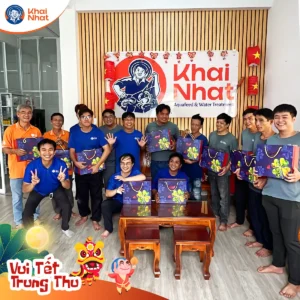 Các thành viên tại Kho 618A đang vui vẻ chụp hình chung với giám đốc Khai Nhật