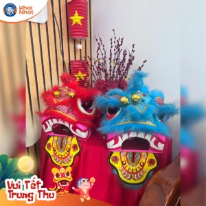hai chiếc đầu lân được trang trí trong dịp trung thu này