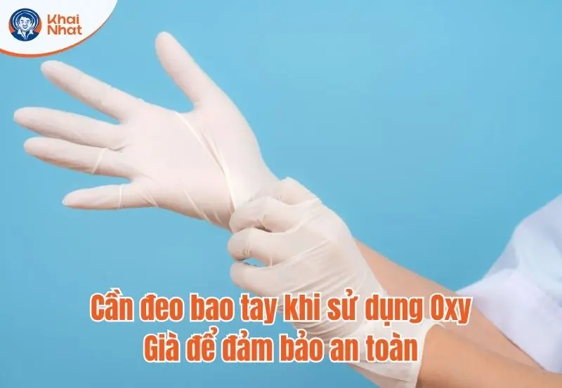 Cẩn sử dụng găng tay khi thao tác với oxy già
