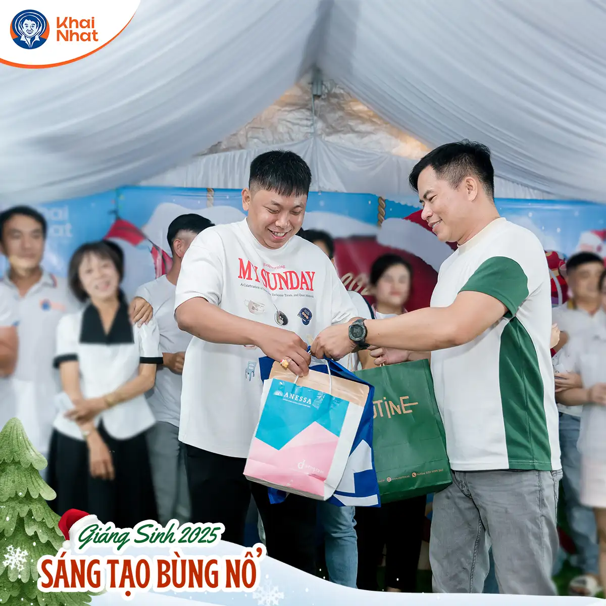 trao-doi-qua-tai-buoi-tiec-giang-sinh