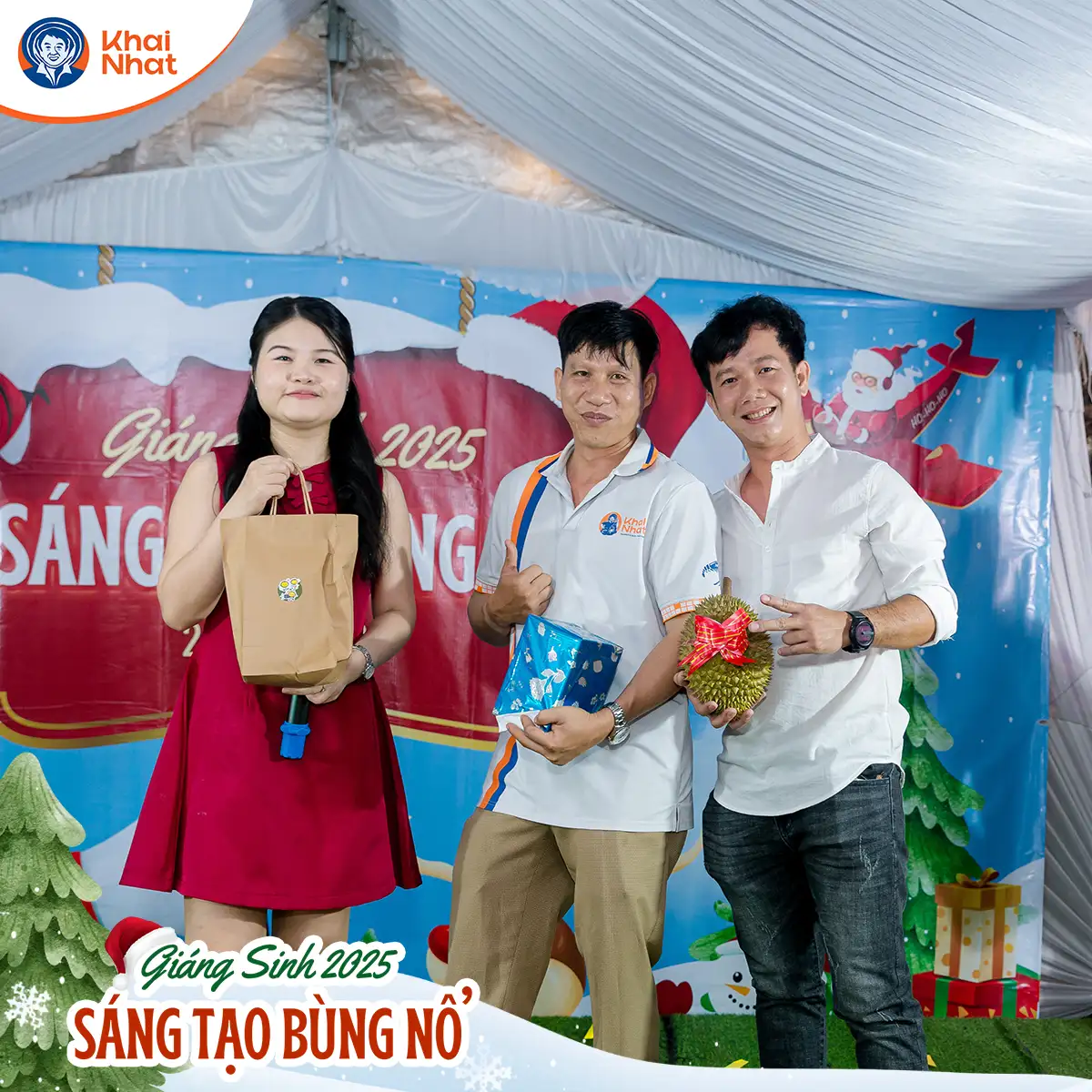 trao-doi-qua-tai-buoi-tiec-giang-sinh