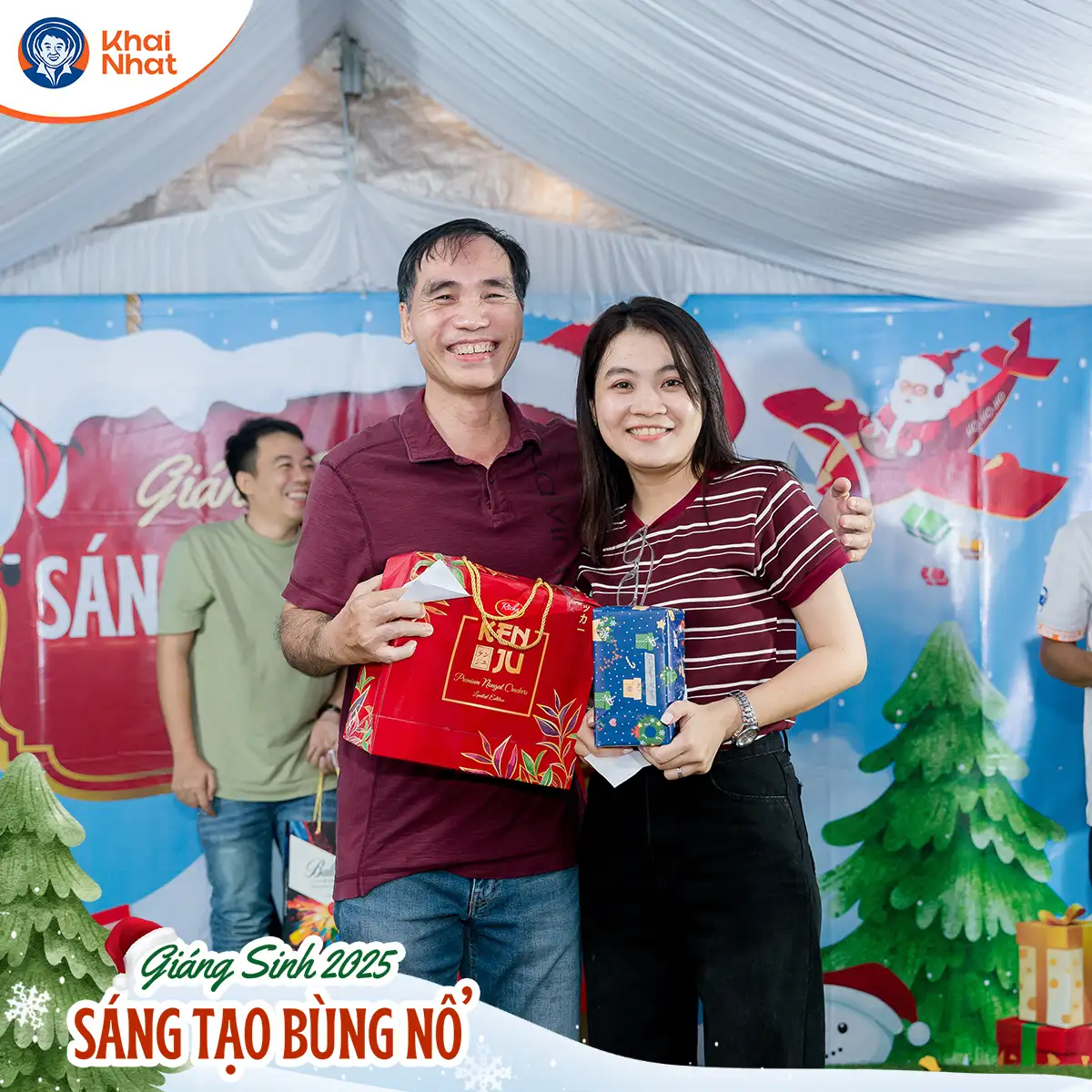 trao-doi-qua-tai-buoi-tiec-giang-sinh