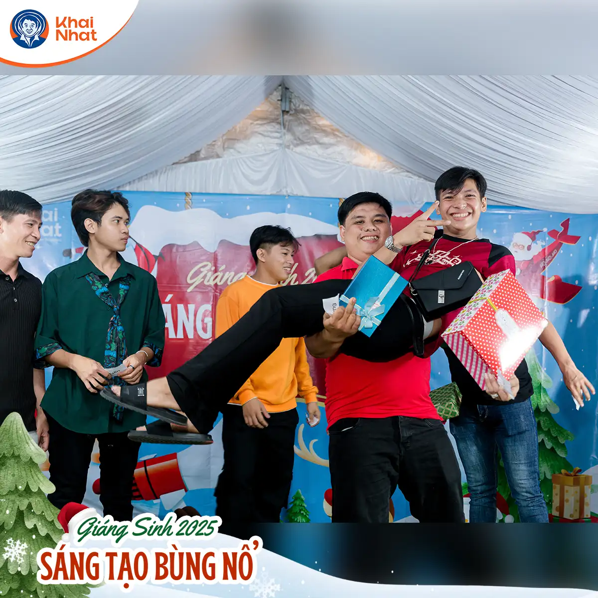 trao-doi-qua-tai-buoi-tiec-giang-sinh