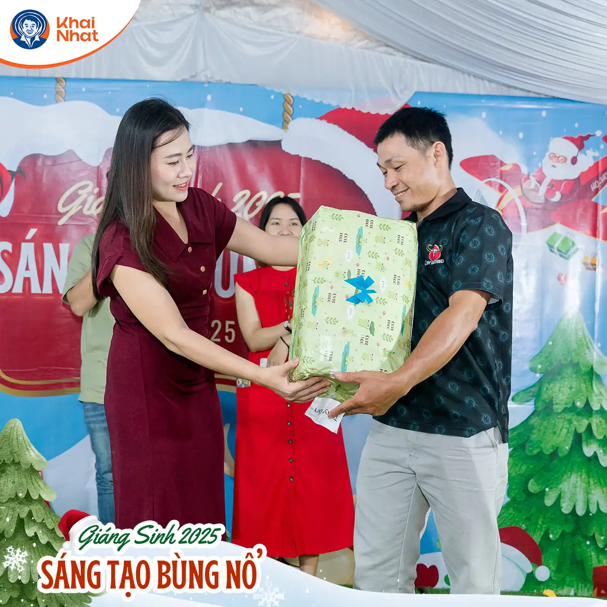 trao-doi-qua-tai-buoi-tiec-giang-sinh