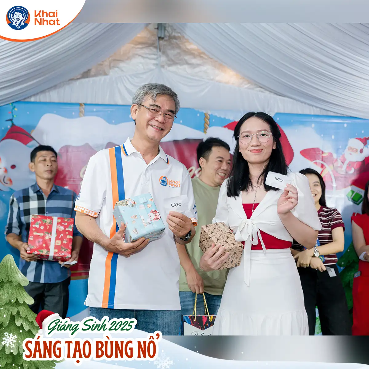 trao-doi-qua-tai-buoi-tiec-giang-sinh