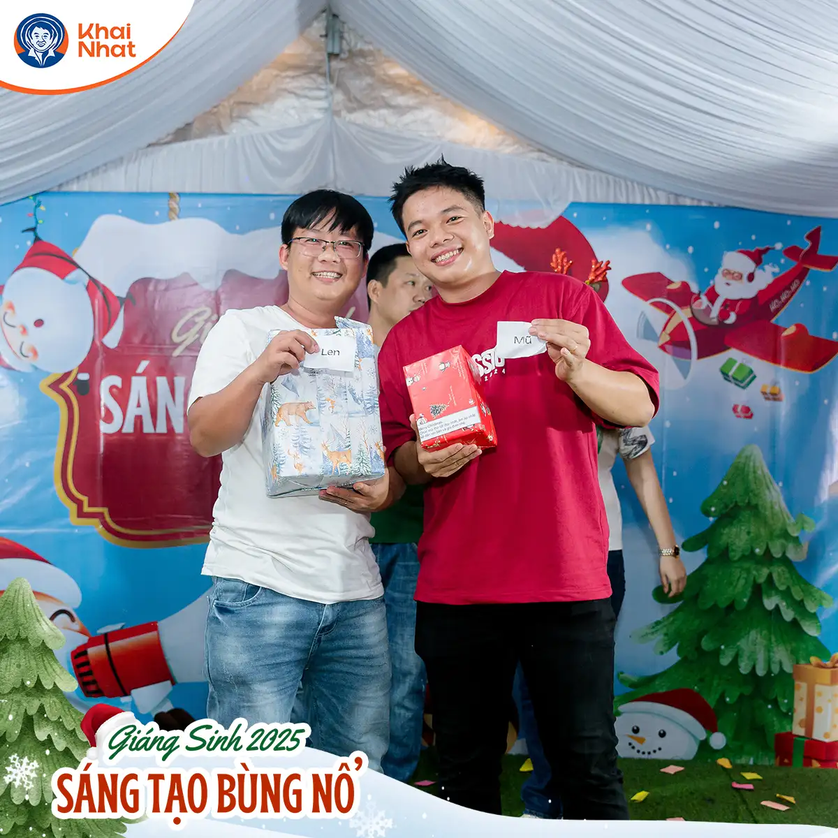 trao-doi-qua-tai-buoi-tiec-giang-sinh