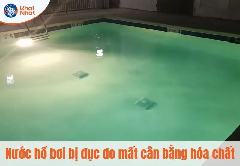 Nước hồ bơi bị đục do mất cân bằng hóa chất