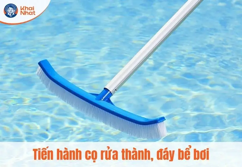 dùng bàn chải để cọ hồ bơi