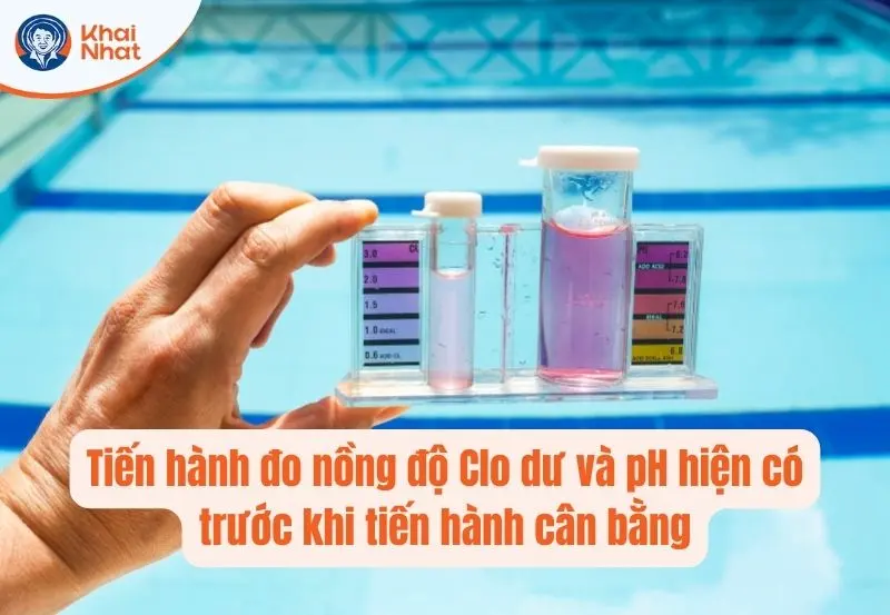 tiến hành test nồng độ Clo dư trong hồ bơi